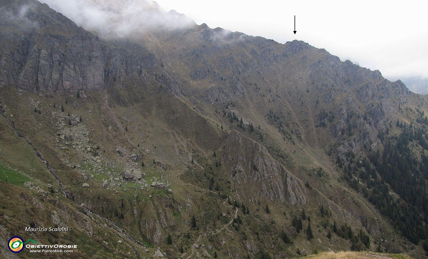 42 Da Cima Fontane, un'occhiata alla Val d'Inferno. La freccia indica il Monte Prascagnello....JPG